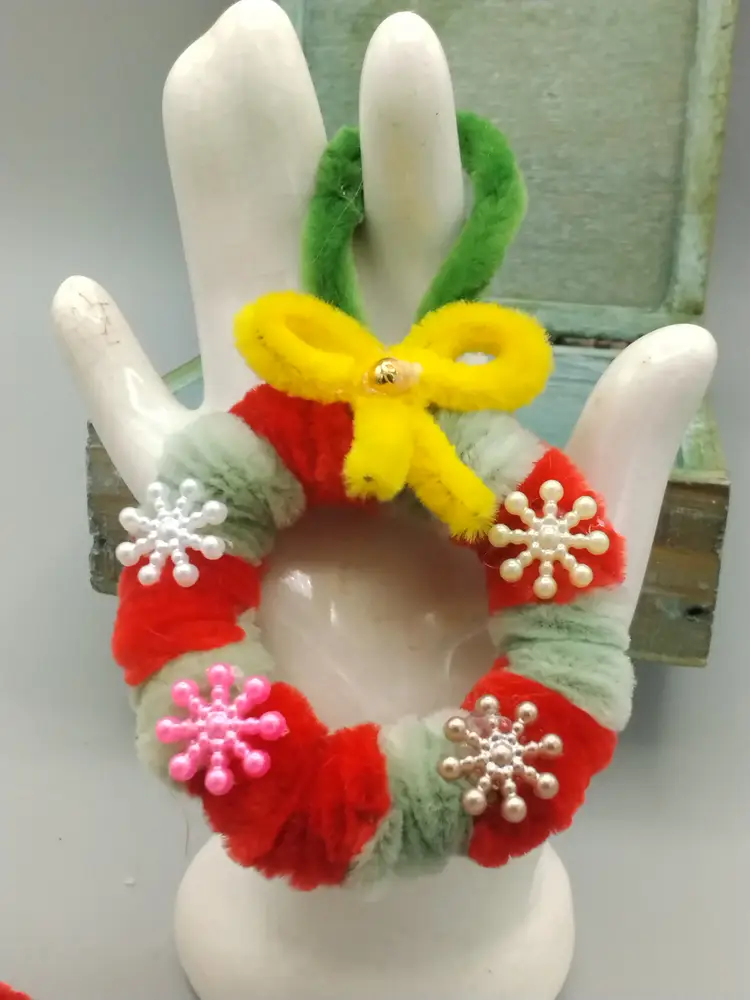 Pipecleaner Wreaths, Wreath Keychains, Wreath Ornaments, Wreath Gift Toppers