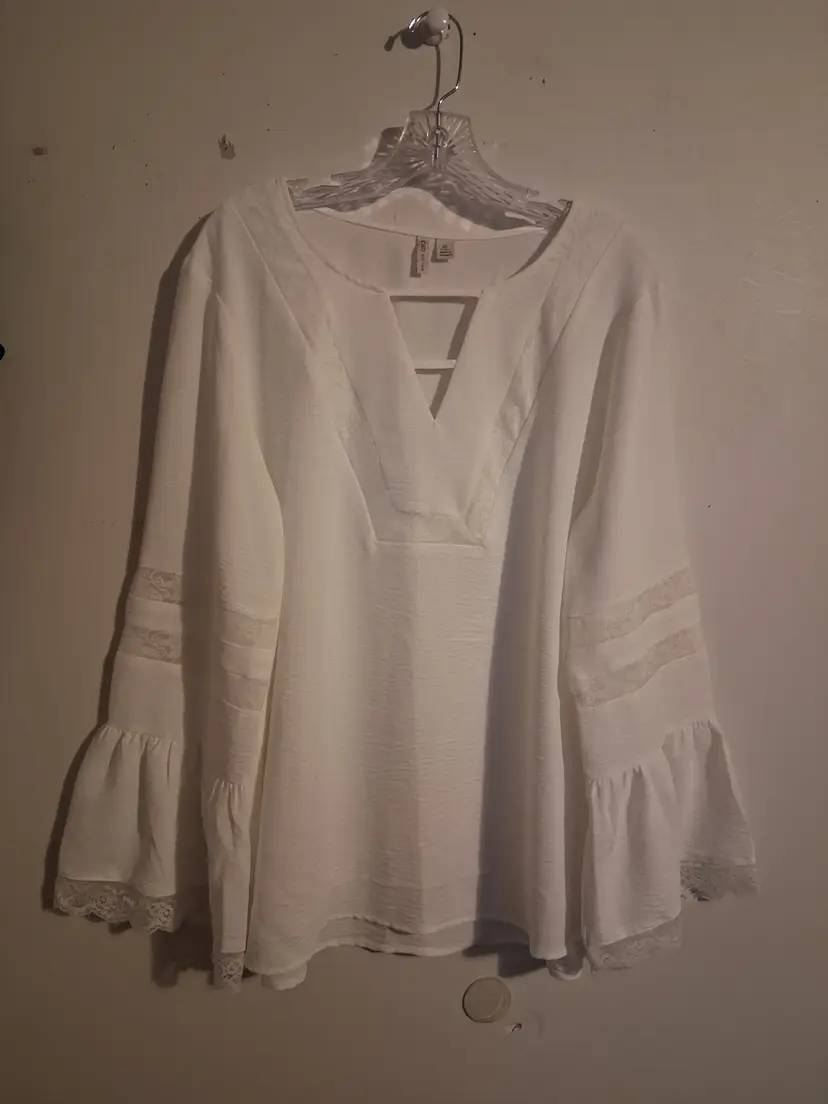 Ladies XL White Pull Over Bell Sleeve CATO Blouse (B30)