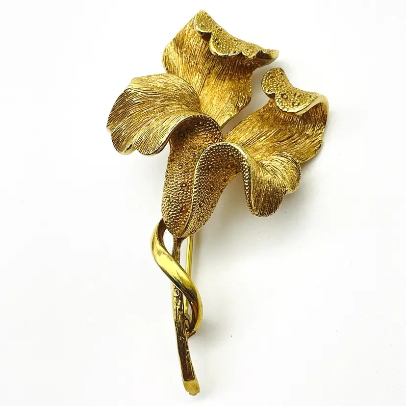 CORO Flower Brooch Gold Tone Lily Floral Garden 17674