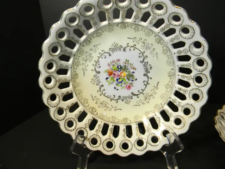 Vtg.  Floral Decorative Wall Plates Set of 2  same pattern