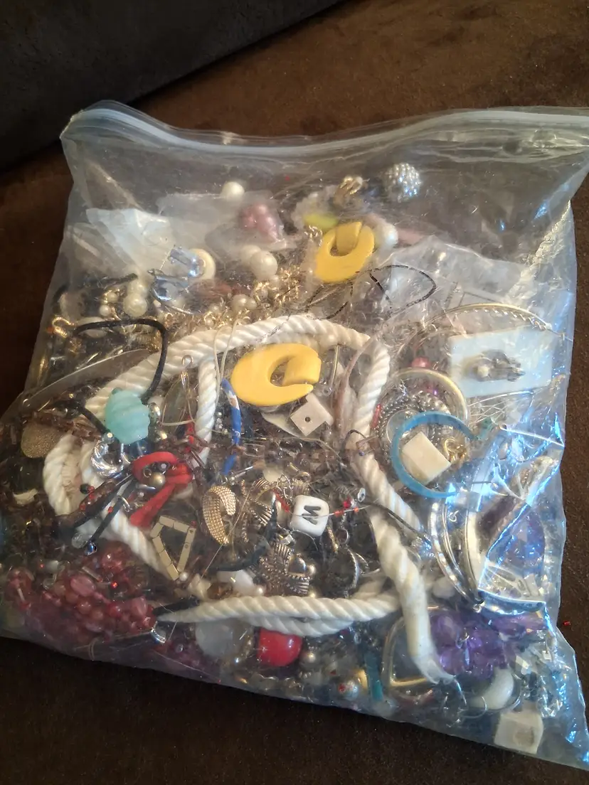 Vintage - Modern 4lb Mixed Lot of Craft Costume Jewelry Beads, Parts, Pieces #3
