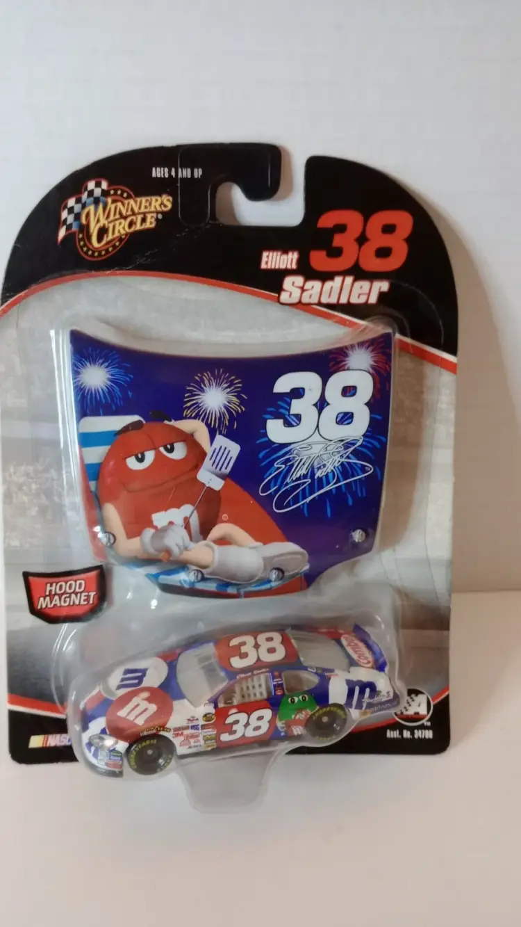 2005 Winner's Circle 1:64 Scale Elliot Sadler #38 M&M's 4th of July Diecast Car