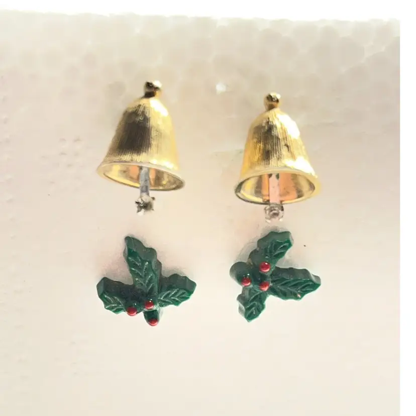 Bell And Holly Earrings Set
