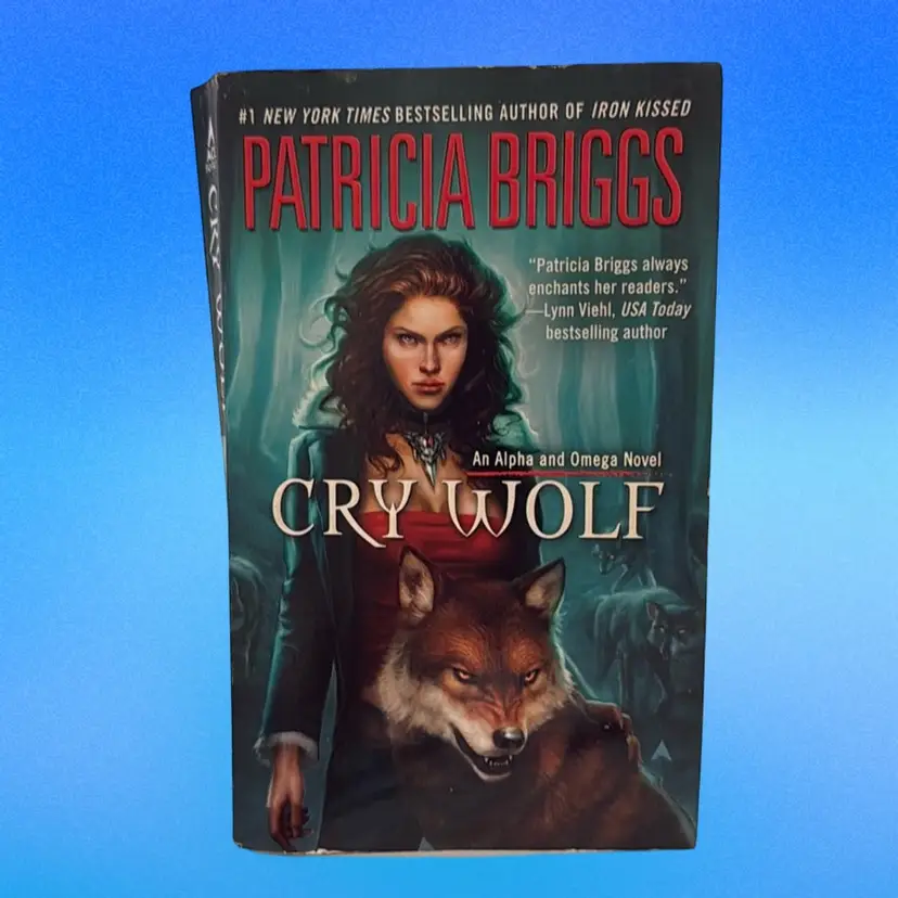 2008 An Alpha and Omega Novel: Cry Wolf by Patricia Briggs Paperback Books