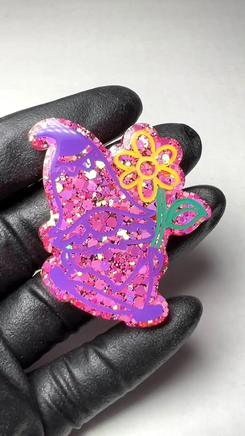 Garden Gnome Daisy Flower Magnet. Handmade by me 🫶 with Resin & Pink glitter.