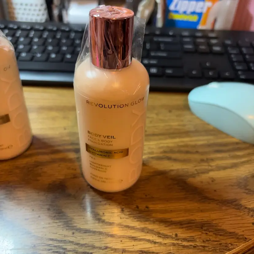 Revolution Glow Body Veil Facing Body Foundation, Hyaluronic Acid And Vitamin C F8.5 Lightweight Buildable Coverage 4.05 Fluid Ounces Msrp $12