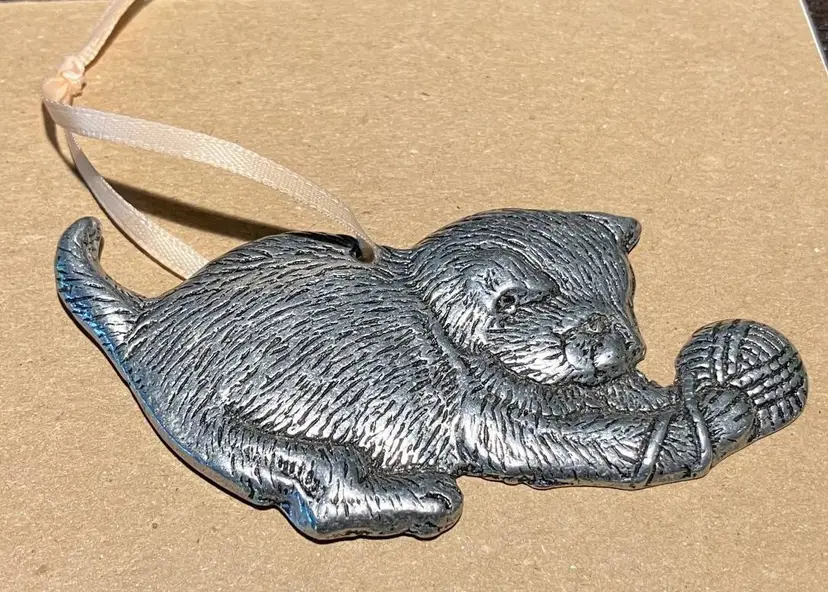 #01 Metal cat ornament
