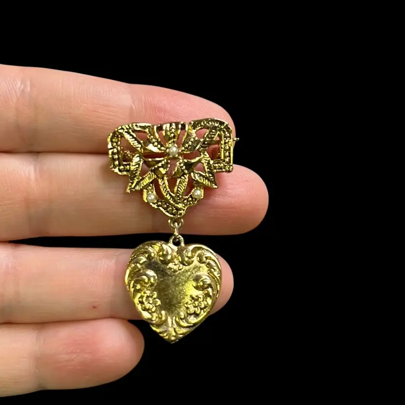 Cute Dangling Heart Golden Brooch