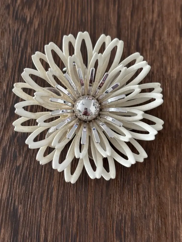 Vintage Silver Toned / White Sarah Coventry Brooch/pendant.