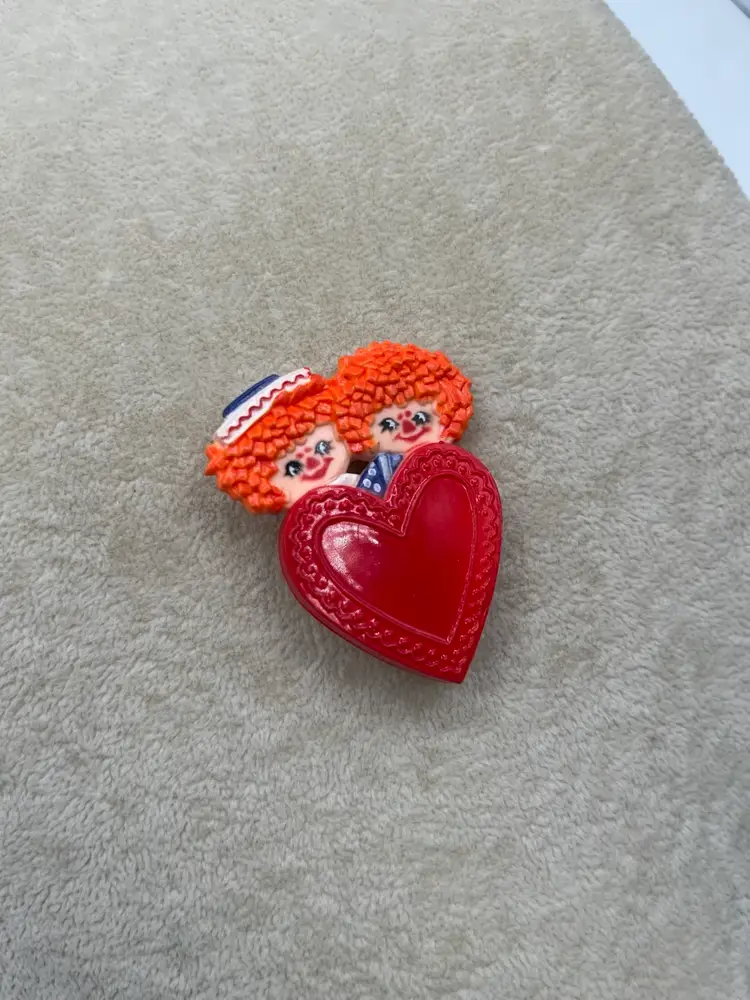 #J28 - Vintage Hallmark Raggedy Ann Andy Brooch Heart Valentine's Day Plastic
