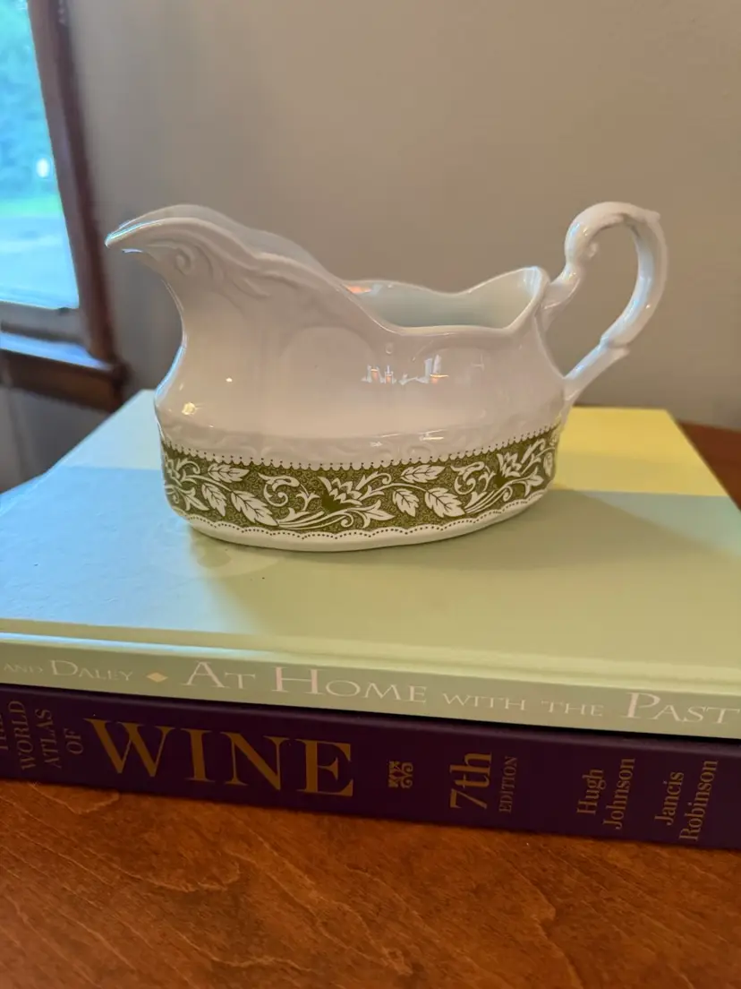 ☀️7-1/2” W x 4-1/2” H Vintage J & G Meakin Ironstone Gravy Boat