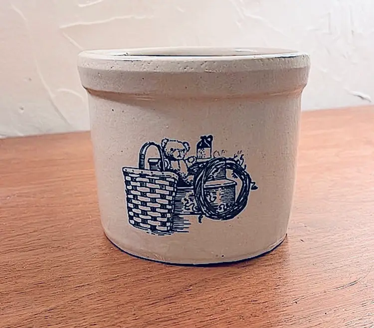 Robinson-Ransbottom, Roseville OH, small crock with picture of basket, wreath, teddy bear