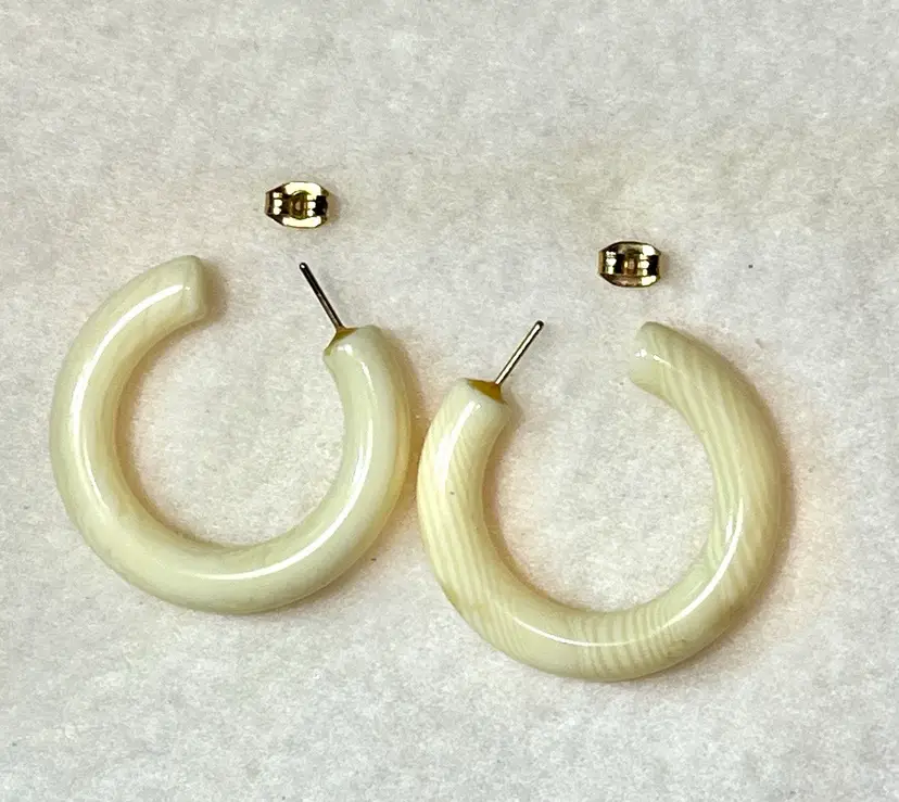 Vintage Plastic Ivory Colored Wood Grain Appearance Pierced Earrings. Costume.