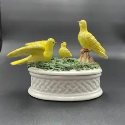 Bassano Italian Porcelain #483 Yellow Birds Spaghetti Grass Dresser Box Spring Easter