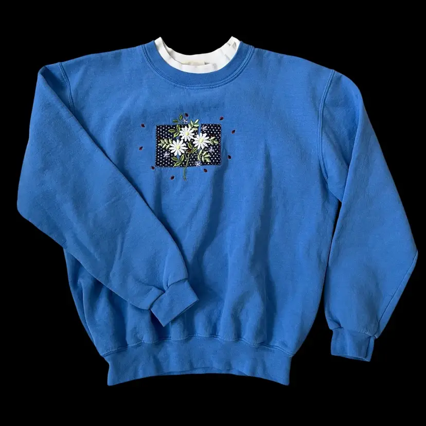Vintage Embroidered Daisy And Ladybug Pullover, Cozy Cottagecore Sweatshirt, Vintage Ladybug Sweatshirt, Vintage Garden Crewneck Sweatshirt