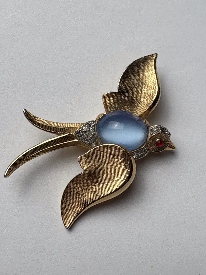 Vintage Trifari Jelly Belly Bird Brooch – Gold Tone, Blue Cabochon, Rhinestones – Signed