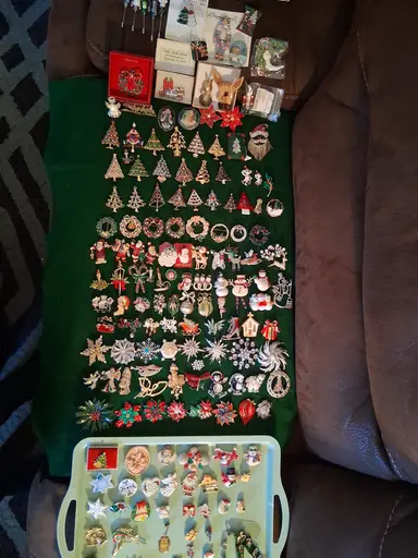 Christmas Brooches & Jewelry!!