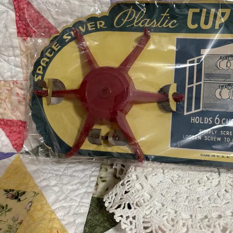 BE-Vintage Space  Saver Plastic Cup Holder Red