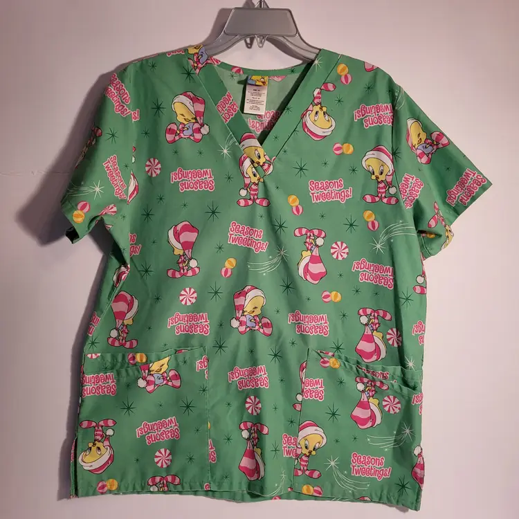 Warner Bros Tweety Bird Scrub Top Sz M Looney Tunes "Seasons Tweetings!" Christmas