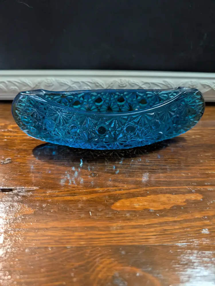 Vintage LE Smith Blue Daisy and Buttons Design Glass Canoe