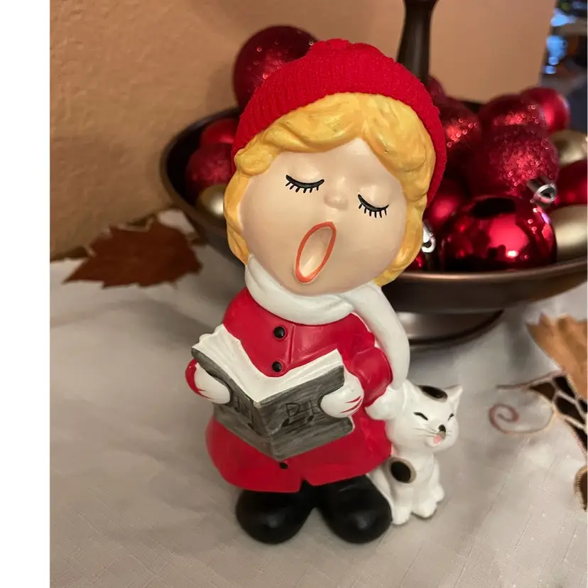 #02 Vintage 1980's Figurine Caroler W/ Cat Lund's Lites 6"H