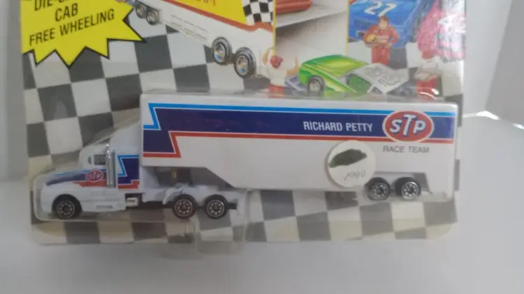 RACING CHAMPIONS RICHARD PETTY RACING TEAM CAR TRANSPORTER MIP