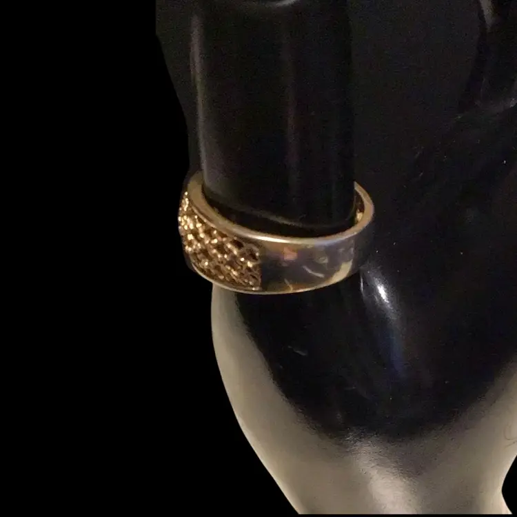 Vintage ‘Avon’ Ring