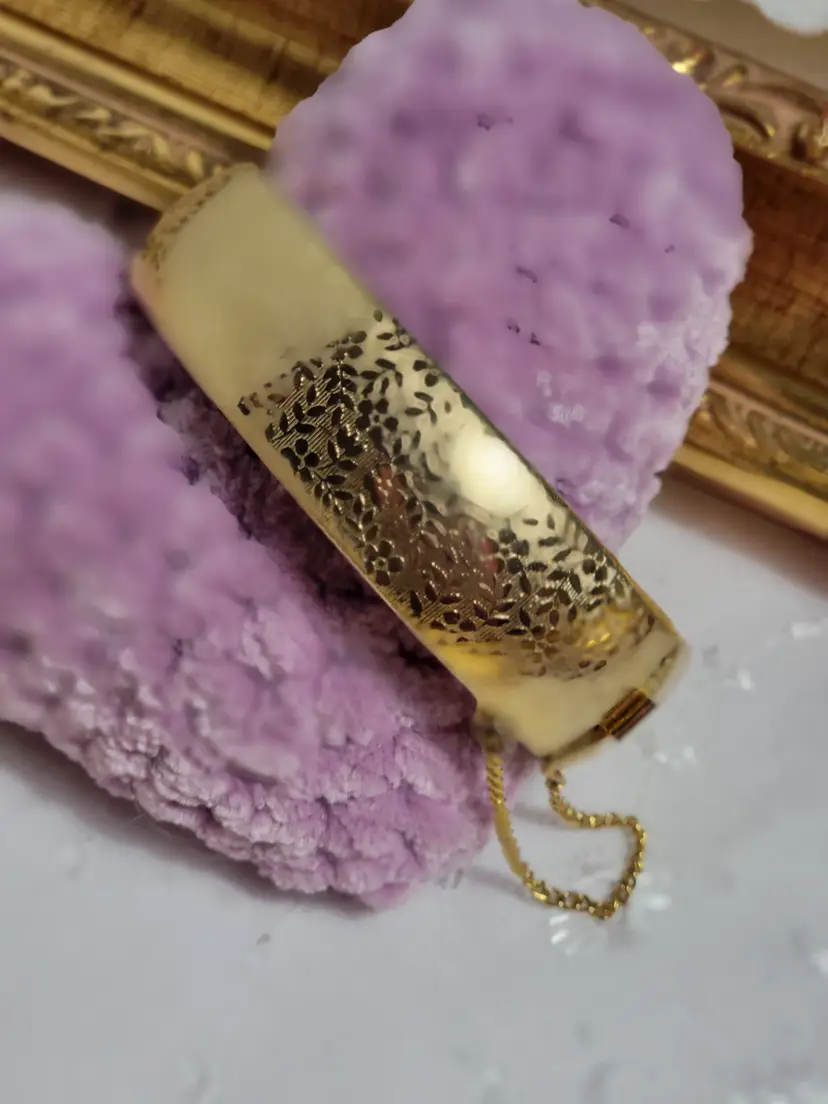 Vintage goldtone bangle with etched flowers bracelet with safety chain