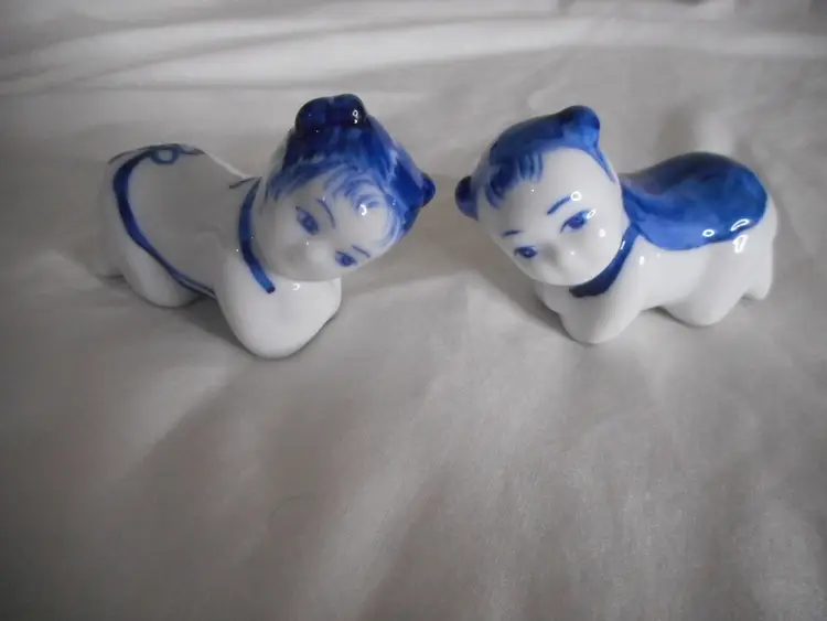 NIB Vintage Pair Chinese People Ceramic Chopstick / Hashi Rests