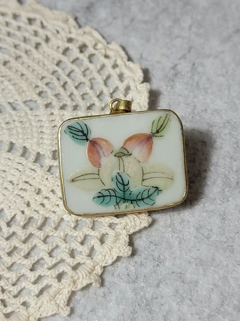 VINTAGE PORCELAIN HAND PAINTED CHINESE PENDANT