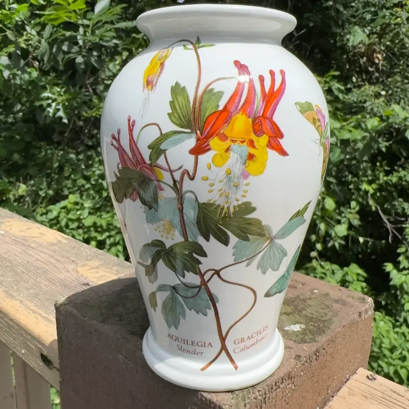 England-Portmeirion Botanic Garden England Columbine Vase