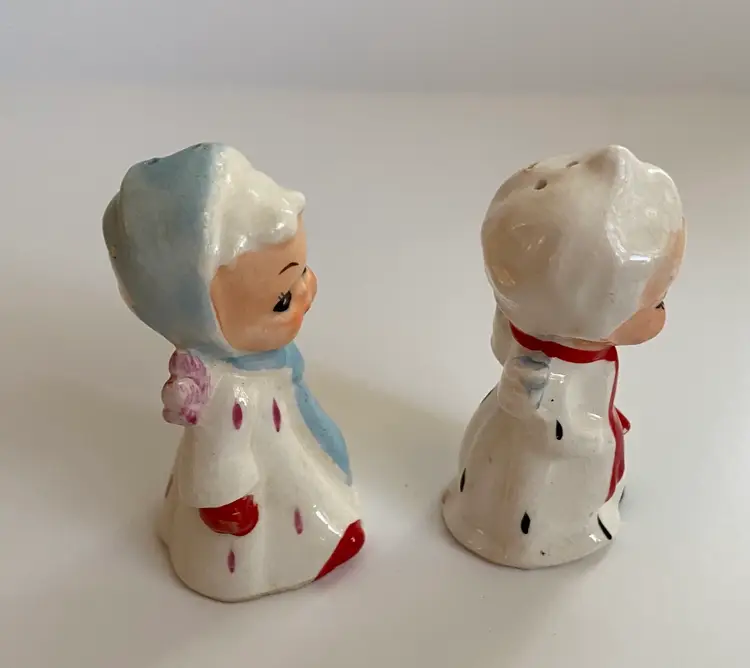 Vintage Choir Boy/Girl Christmas Carolers/Angels Salt, And Pepper Shakers Japan 2.5”