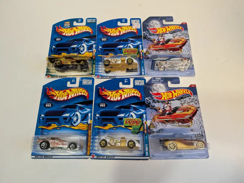 6 Hotwheels Lot - 091, 092 x2, 043, 2 Santa Hotwheels 2/6 & 5/6