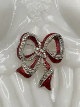 Bright Red Enamel and Aurora Borealis Rhinestones Silver Tone Christmas Ribbon Bow Brooch 2” 🎀