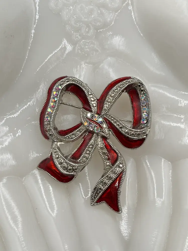 Bright Red Enamel and Aurora Borealis Rhinestones Silver Tone Christmas Ribbon Bow Brooch 2” 🎀