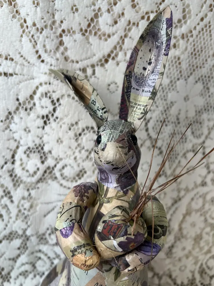 #01 118 Papier-Mâché Decoupage 13" X 5" X 6" Bunny Rabbit Holding A Carrot
