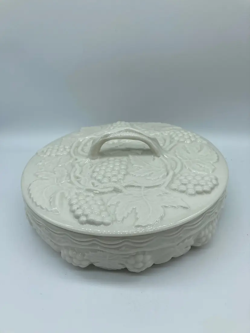 â70s Vtg ARNELâS White Ceramic Lidded Casserole Dish Bowl Container Grapes 3D