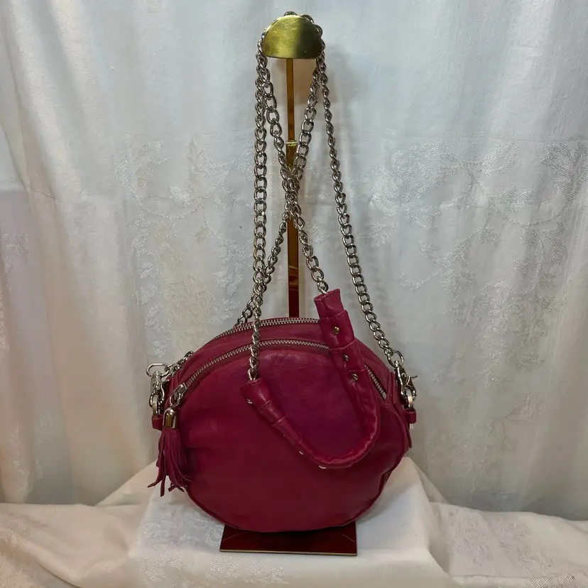 Pour la Victoire Round Crossbody in Pomegranate