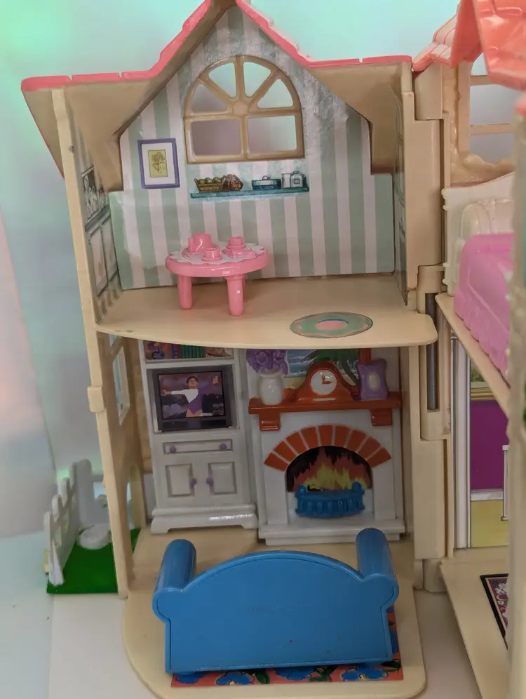 Fisher Price Sweet Streets Country Cottage Dollhouse & Furniture 2000 Carry-along miniature loving family House Vintage Collectible toys