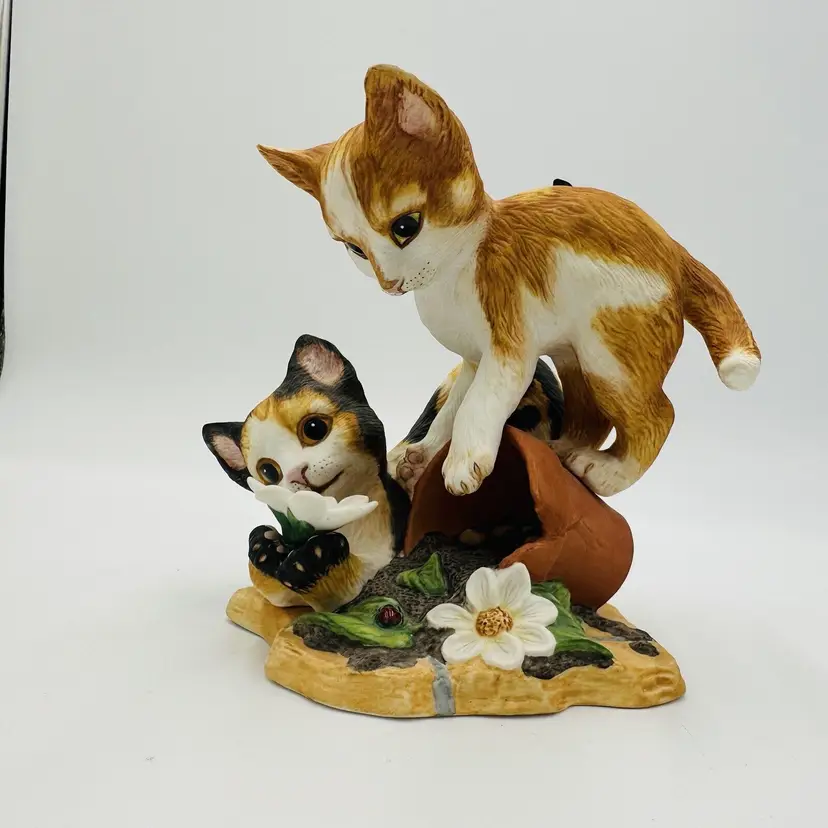 The Franklin Mint Cats Shenenigans' Porcelain Kittens Playing In Pot Figurine