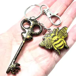 Bee 🐝  & Skeleton Key Bagclip Keychain. Handmade By Me With Resin. Brown & Golden Glitter. Total keychain length 5”.