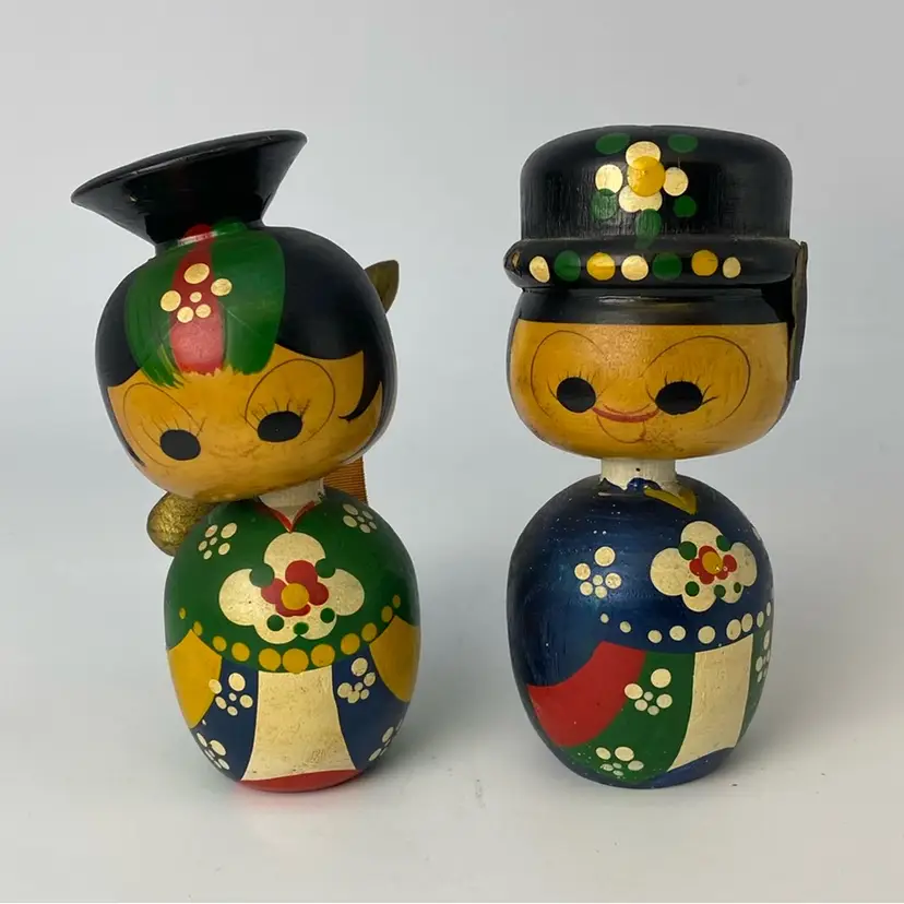 #5118 pair of vintage Japanese hand-painted wooden Kokeshi bobblehead dolls.