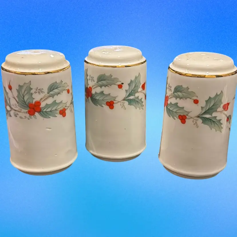 Vintage 1991 Set Of Noel Salt & Pepper Shakers W/ Extra Salt Shaker -discontinued -all Have Stoppers