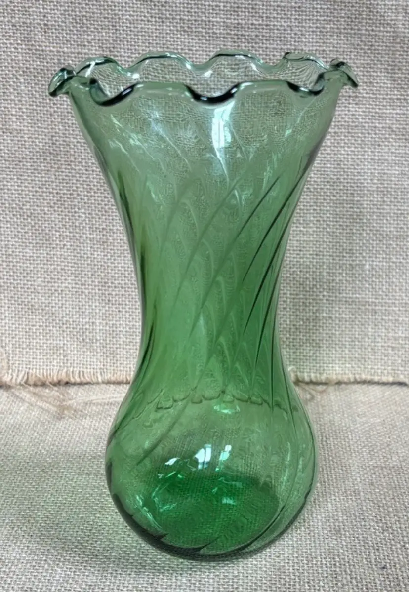 Small Vintage Green Glass Vase Swirl Illusion Scalloped Rim MCM Classic Cottage