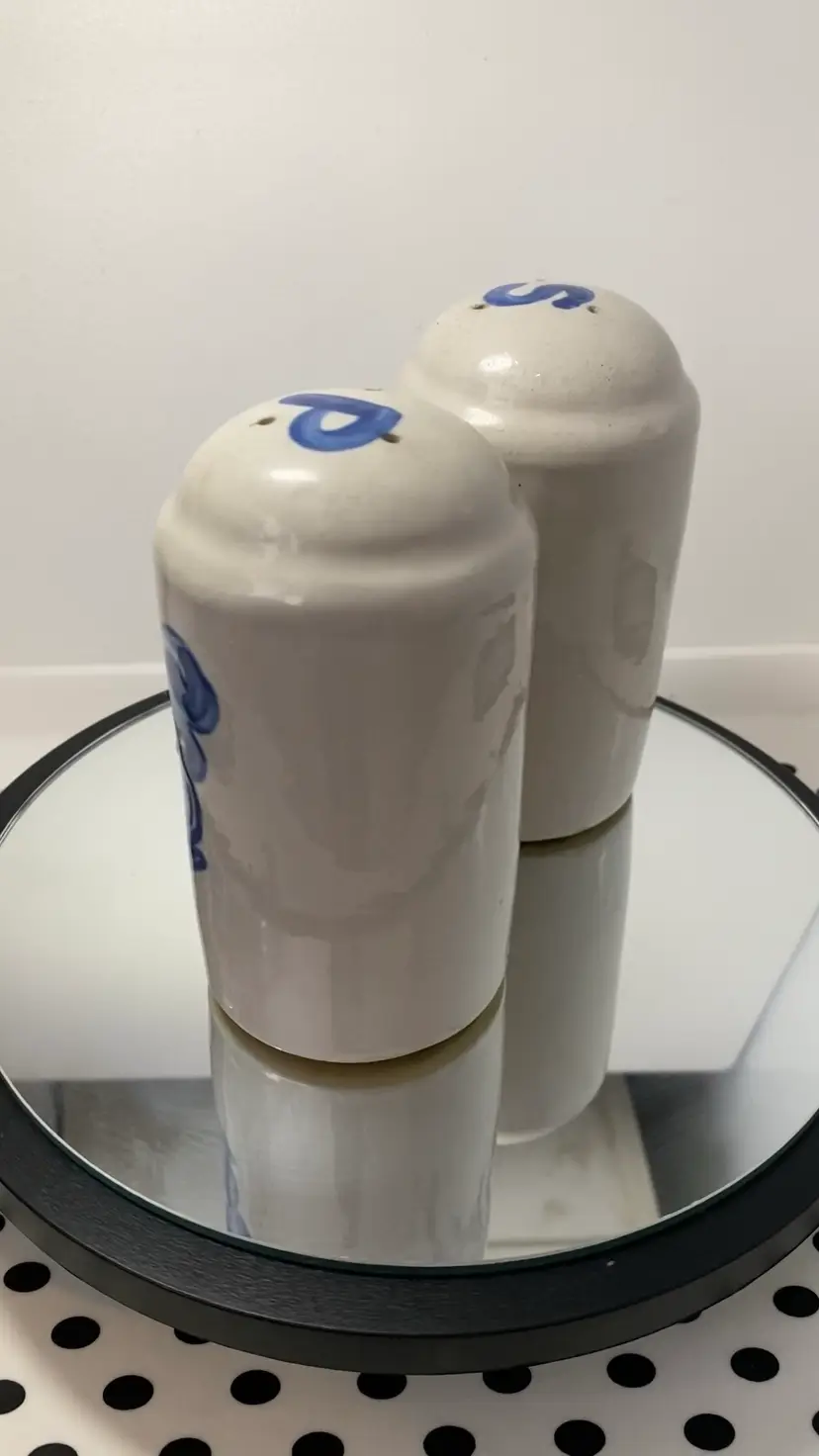 #2005 USA MA Hadley Salt And Pepper Shakers Pair Pottery Hand Painted