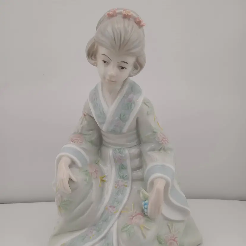 Geisha figurine, unmarked porcelain