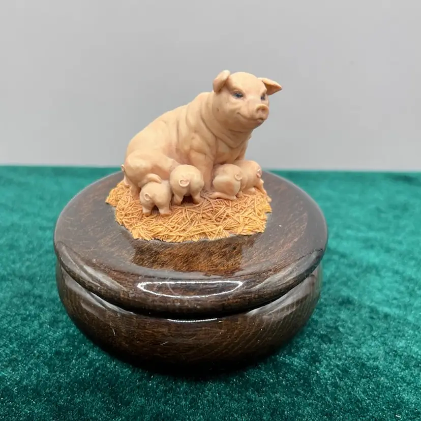 4”x3” COUNTRY ARTISTS PIG FAMILY WOODEN TRINKET BOX, ENGLAND, 1990