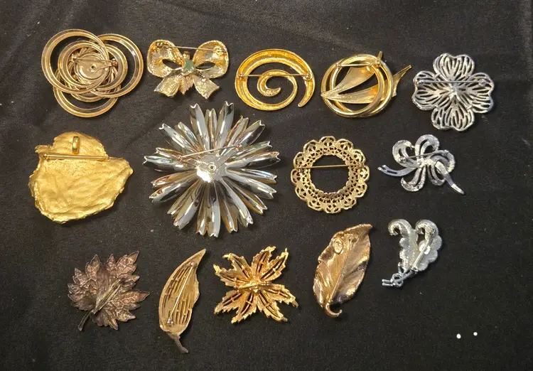 VINTAGE GOLD SILVER TONE COSTUME JEWELRY ESTATE LOT 14 BROOCHES 6 are SIGNED 3 TRIFARI 2 NAPIER 1 AAi