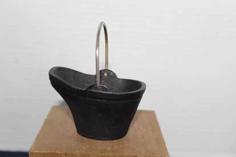 Vintage Miniature Cast Iron Coal Scuttle Coal Hod Dollhouse Fireplace Bucket 3"