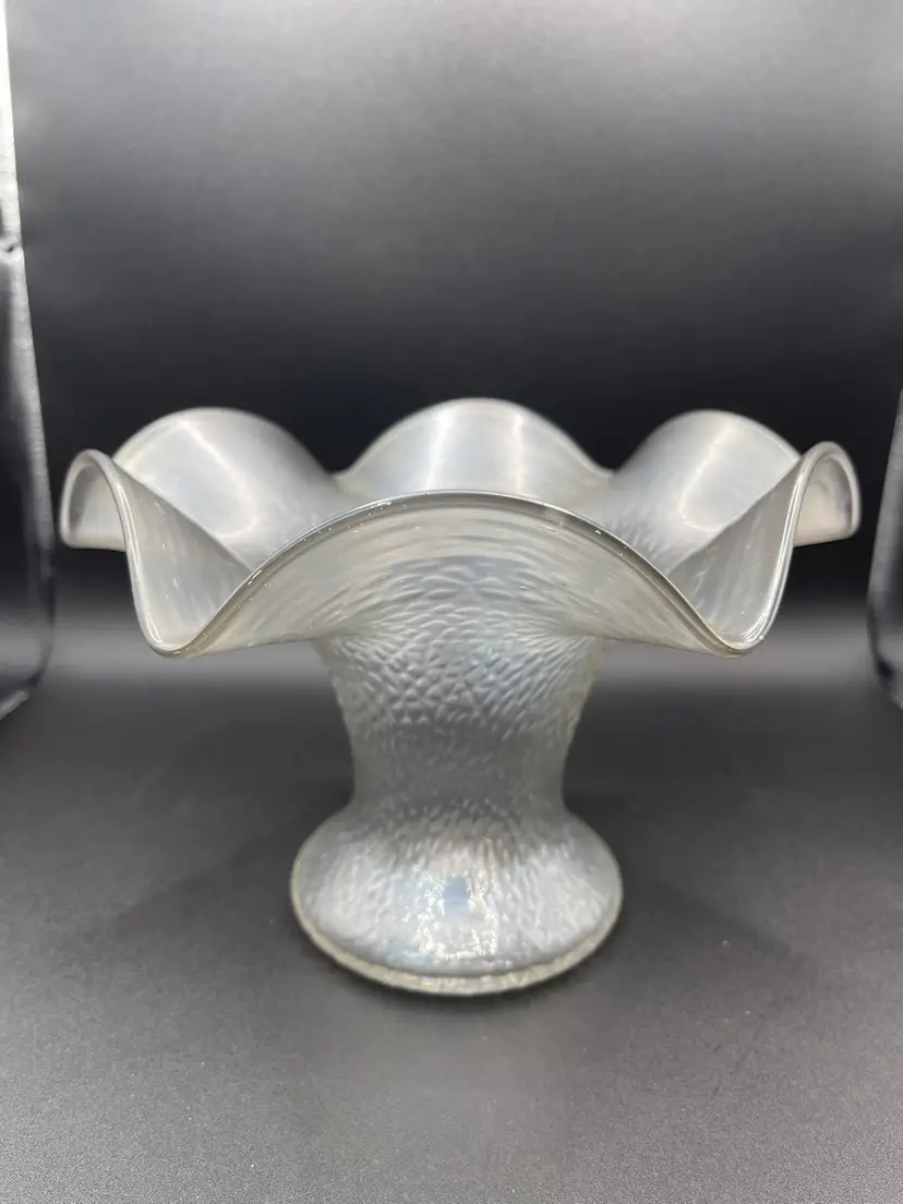 Kralik Martelé Art Nouveau Ruffled Vase